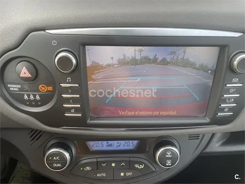 Usado Toyota Yaris Active 111 CV (81 kW) 2017 Rojo Berlina