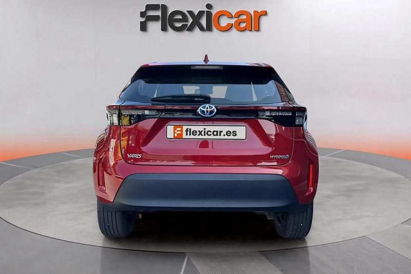 Usado Toyota Yaris Hybrid Active 116 CV (85 kW) 2024 Rojo