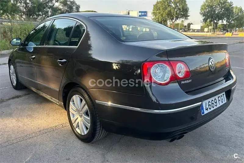 Usado VW Passat Highline 170 CV (125 kW) 2006 Gris / plata Berlina