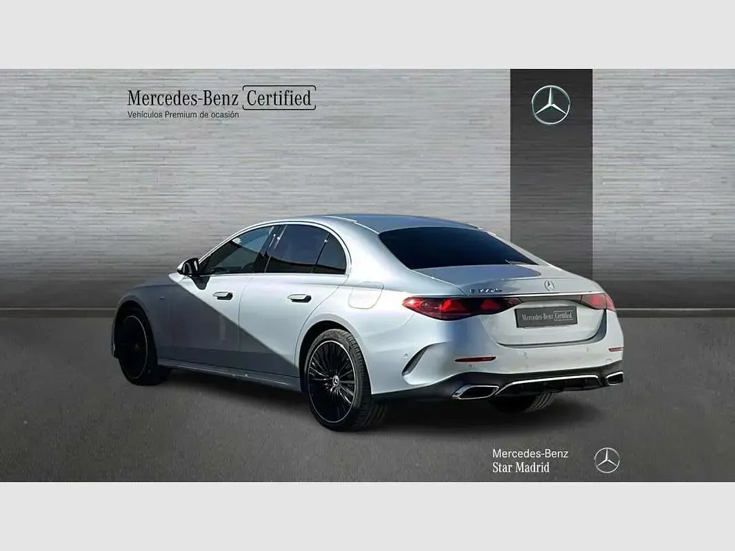 Usado Mercedes E300 313 CV (230 kW) 2025 Plateado Berlina