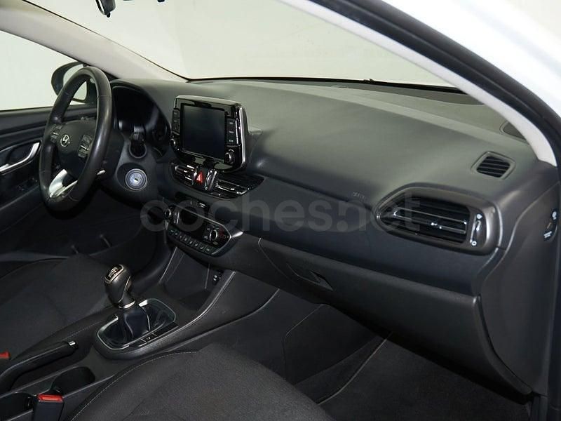 Usado Hyundai i30 110 CV (80 kW) 2024 Blanco Berlina