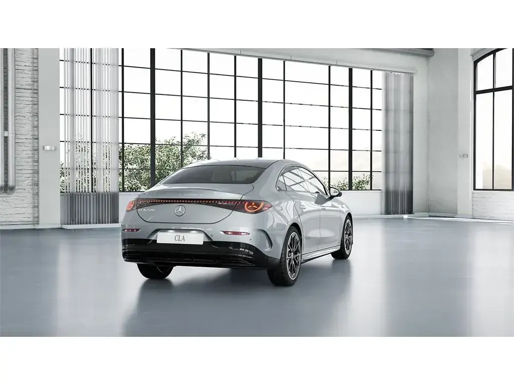 Usado Mercedes CLA220 190 CV (139 kW) 2026 Plata hightech Berlina