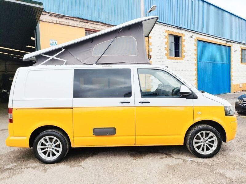 Usado VW Caravelle Comfortline 140 CV (102 kW) 2014 Amarillo Monovolumen