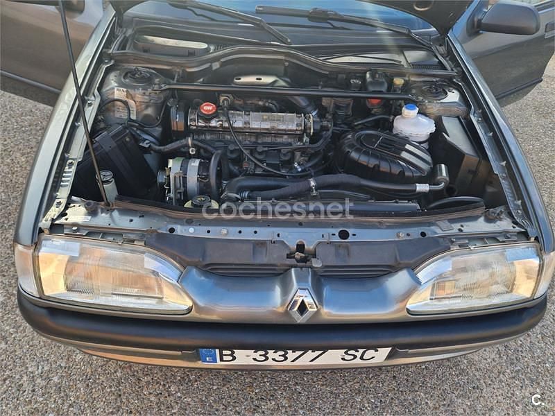 Usado Renault R9 95 CV (69 kW) 1996 Gris / plata Berlina