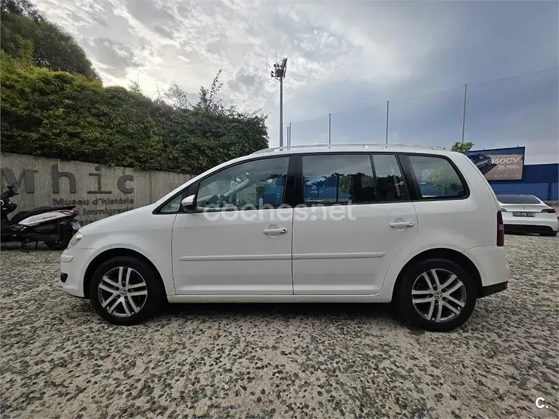 Usado VW Touran Edition 105 CV (77 kW) 2010 Blanco Monovolumen