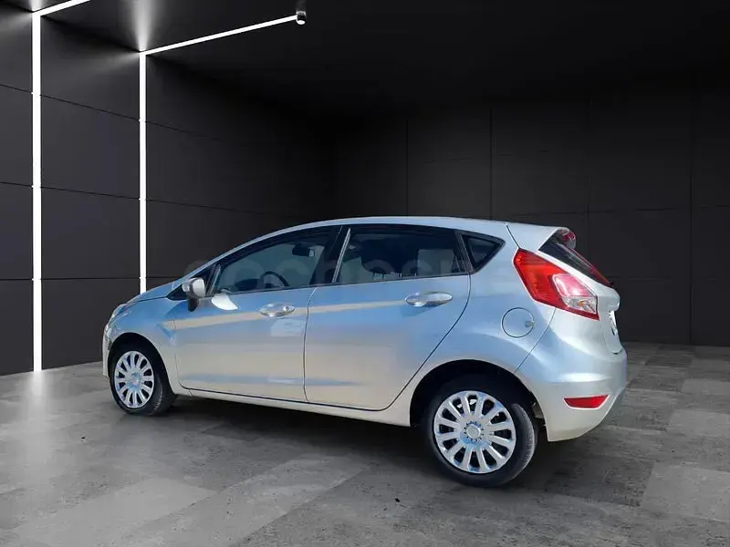 Usado Ford Fiesta Trend 82 CV (60 kW) 2013 Gris / plata Berlina