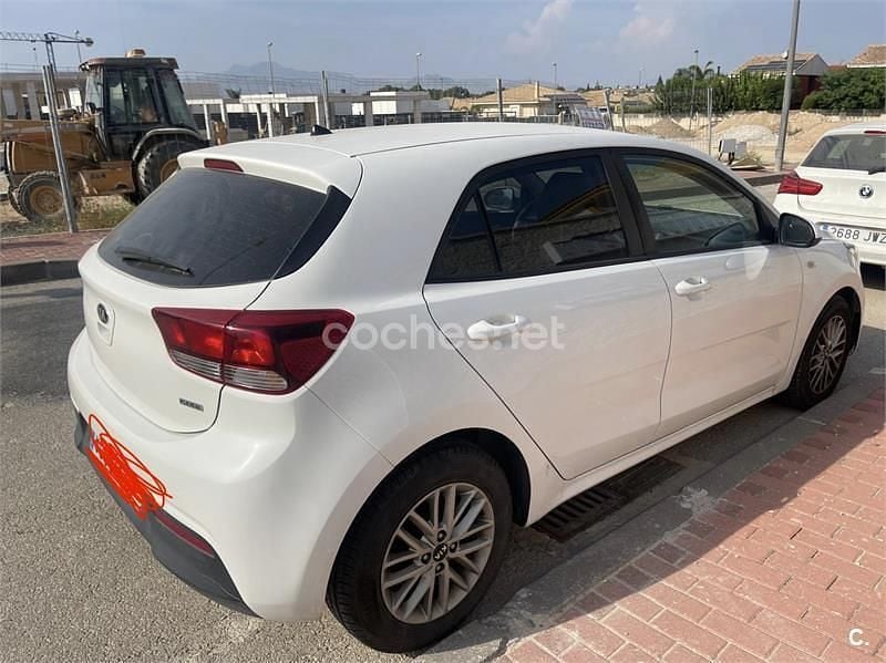 Usado Kia Rio Plus 90 CV (66 kW) 2017 Blanco Berlina