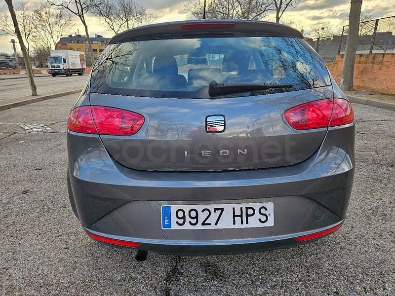 Usado Seat Leon Style 105 CV (77 kW) 2013 Gris / plata Berlina