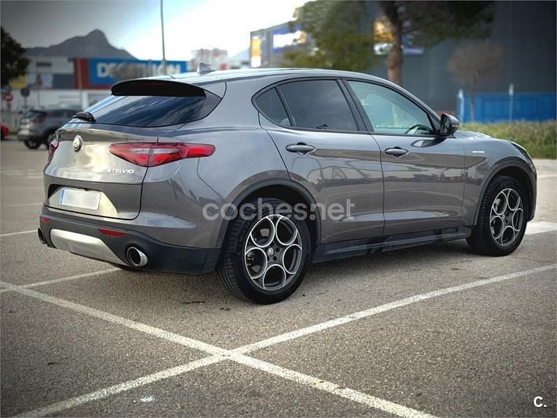 Usado Alfa Romeo Stelvio 200 CV (147 kW) 2018 Gris / plata SUV