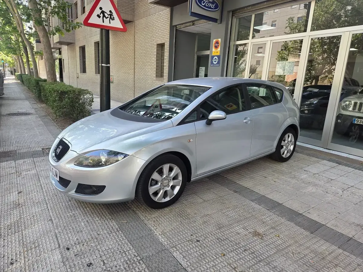 Usado Seat Leon Ecomotive 105 CV (77 kW) 2008 Gris / plata Utilitario