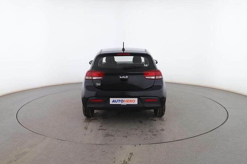 Usado Kia Rio 101 CV (74 kW) 2023 Negro Utilitario