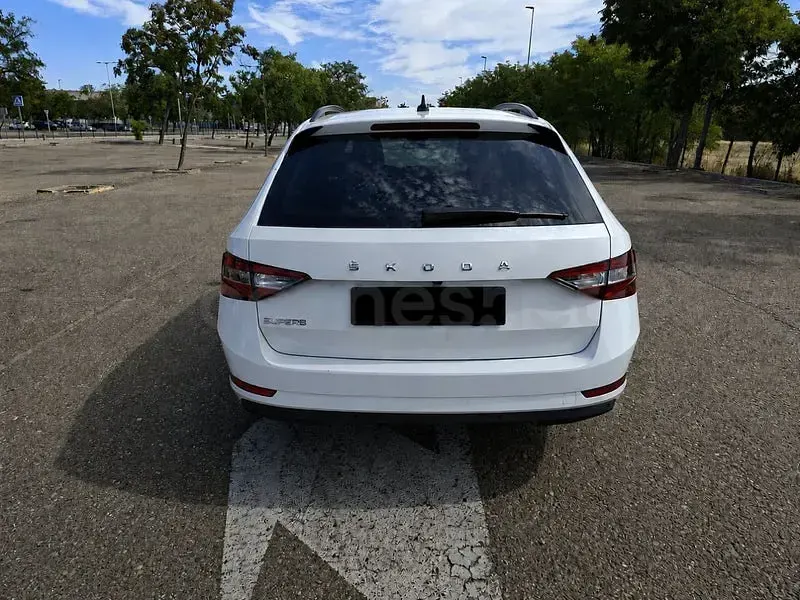 Usado Skoda Superb Ambition 200 CV (147 kW) 2022 Blanco Familiar