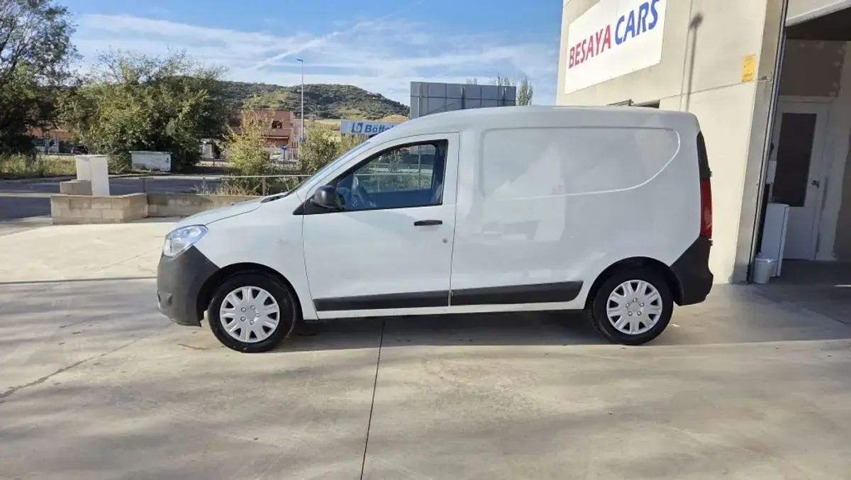 Usado Dacia Dokker Essentiel 102 CV (75 kW) 2018 Blanco Monovolumen
