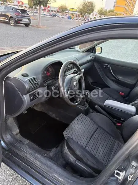 Usado Seat Leon 110 CV (80 kW) 2000 Negro Utilitario