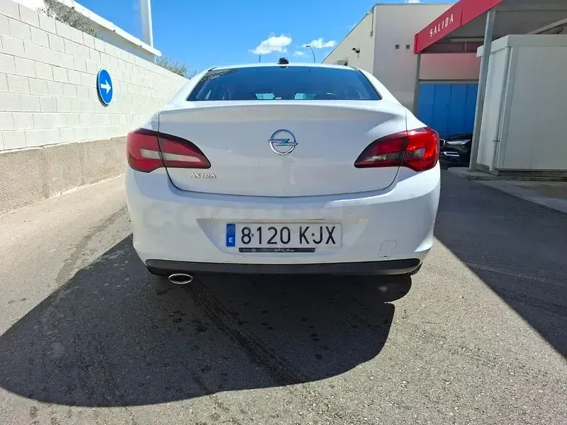 Usado Opel Astra Elegance 140 HP (102 kW) 2018 Branco Sedan