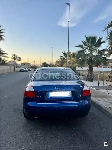 Usado Audi A4 130 CV (95 kW) 2004 Azul Berlina