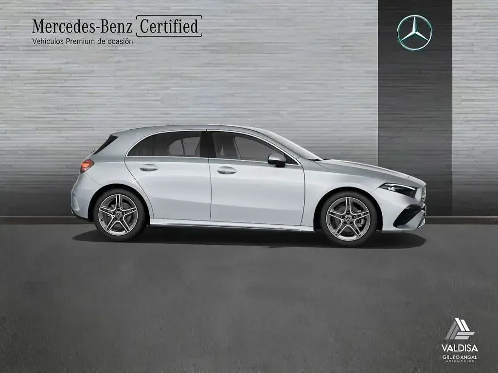 Usado Mercedes A180 AMG line 136 CV (100 kW) 2025 Gris Berlina