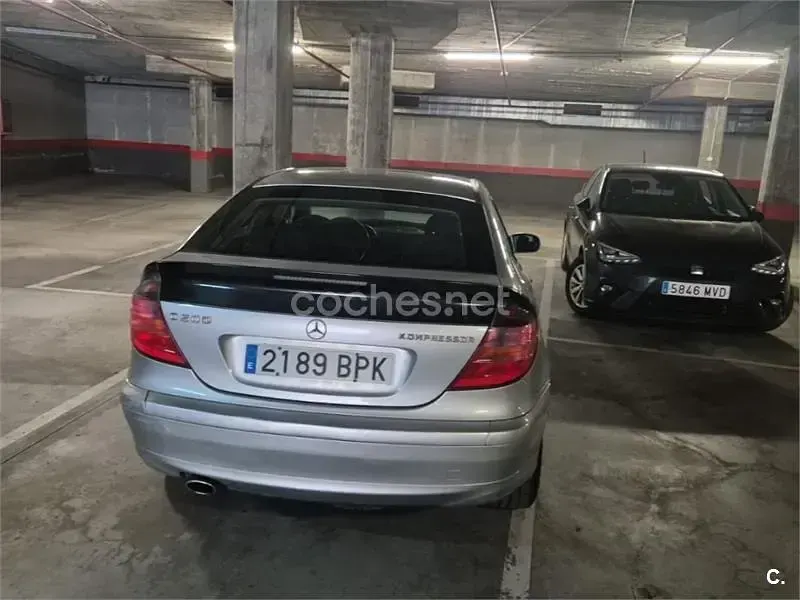 Usado Mercedes C200 163 CV (119 kW) 2001 Gris / plata Berlina