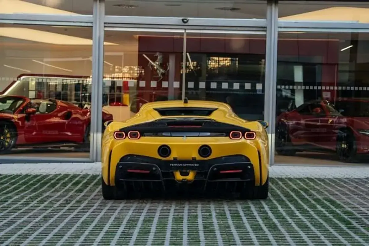 Usado Ferrari SF90 1001 CV (736 kW) 2021 Amarillo Berlina
