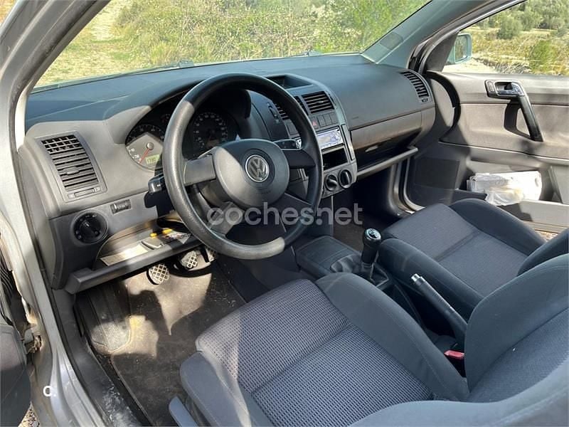 Usado VW Polo Highline 75 CV (55 kW) 2003 Gris / plata Berlina