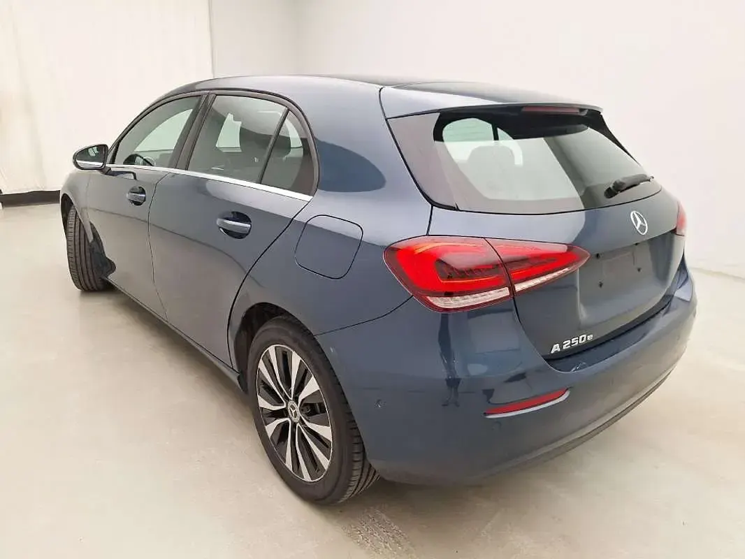 Usado Mercedes A250 218 CV (160 kW) 2022 Azul Utilitario