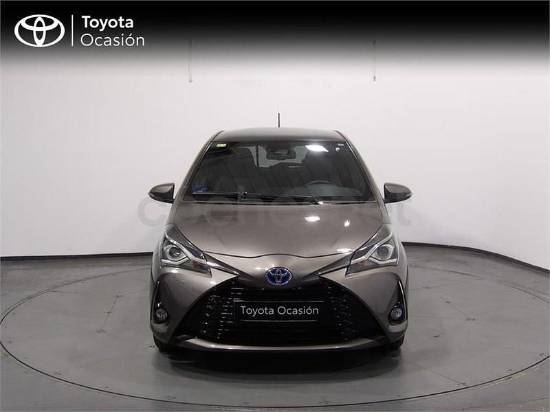 Usado Toyota Yaris Hybrid Advance 100 CV (73 kW) 2018 Gris / plata Berlina