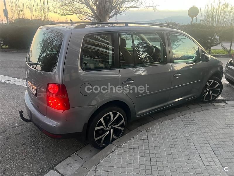Usado VW Touran Advance 105 CV (77 kW) 2010 Gris / plata Monovolumen