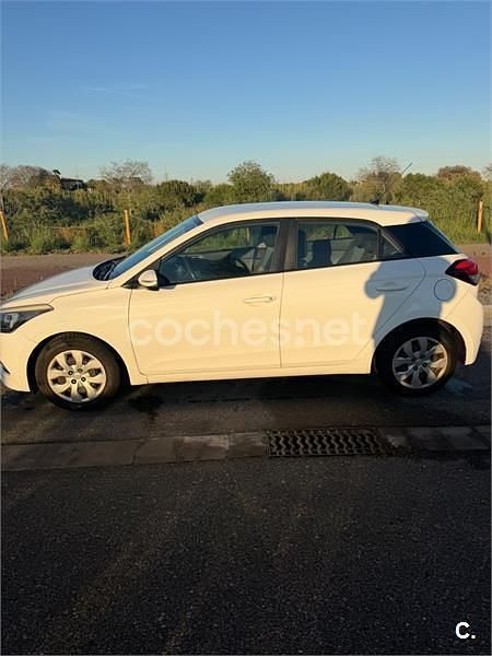 Käytetty Hyundai i20 90 HP (66 kW) 2017 Valkoinen Sedan