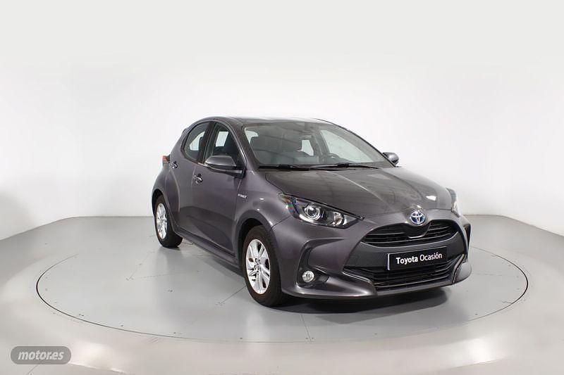 Gris Usado 2021 Toyota Yaris Active Berlina | 18.900 € (Un poco caro) - Imagen 1/4