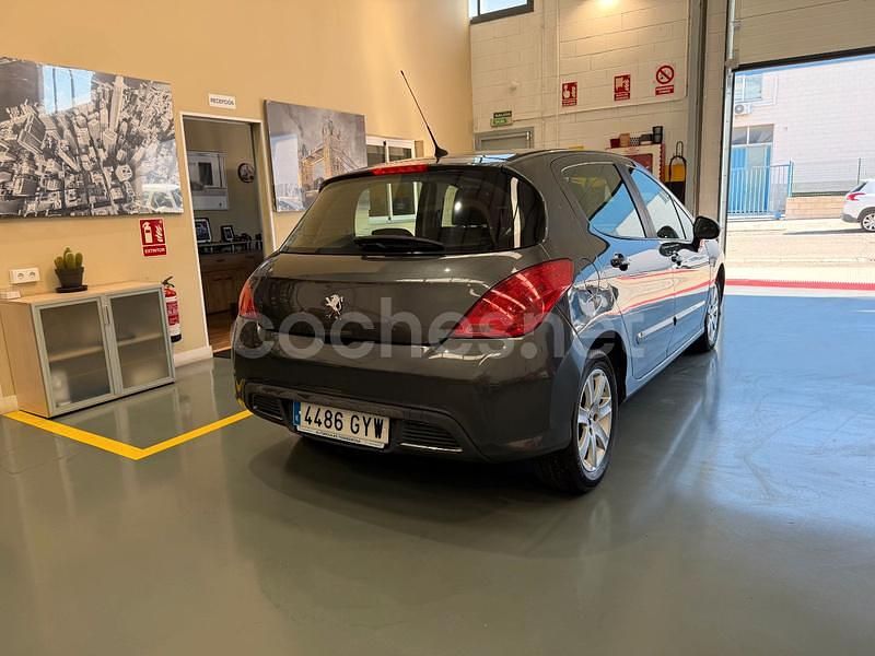 Usado Peugeot 308 Sportium 90 CV (66 kW) 2010 Gris / plata Berlina
