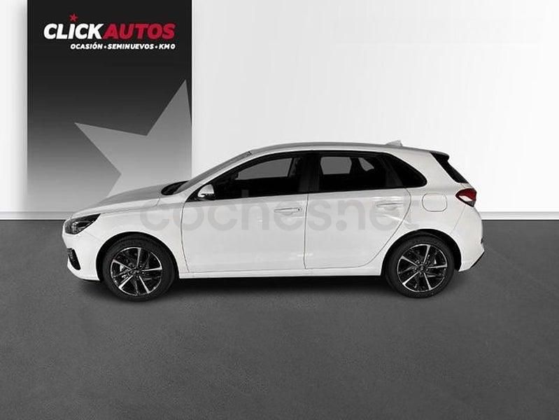 Usado Hyundai i30 110 CV (80 kW) 2024 Blanco Berlina