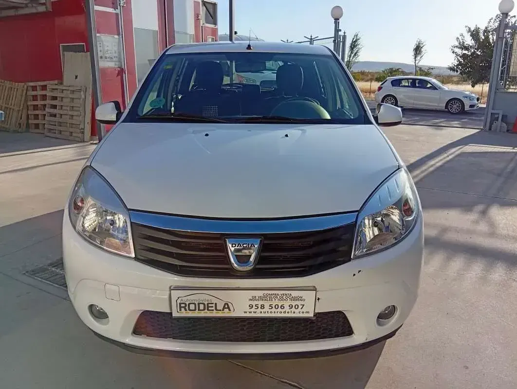 Usado Dacia Sandero Lauréate 75 CV (55 kW) 2013 Blanco Utilitario