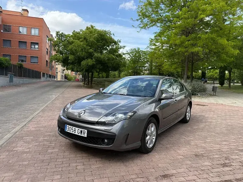 Begagnad Renault Laguna III Expression 140 HK (102 kW) 2010 Grå Sedan