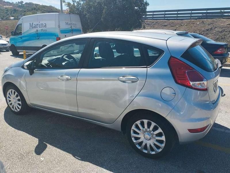 Usado Ford Fiesta Trend 82 CV (60 kW) 2015 Gris Utilitario