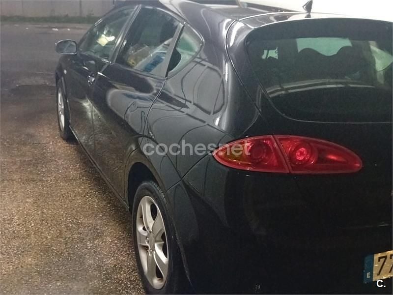 Usado Seat Leon Style 105 CV (77 kW) 2008 Negro Utilitario