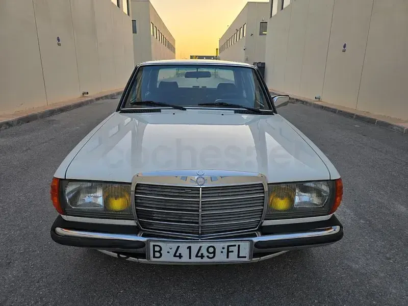 Usado Mercedes 200 140 CV (102 kW) 1982 Blanco Familiar