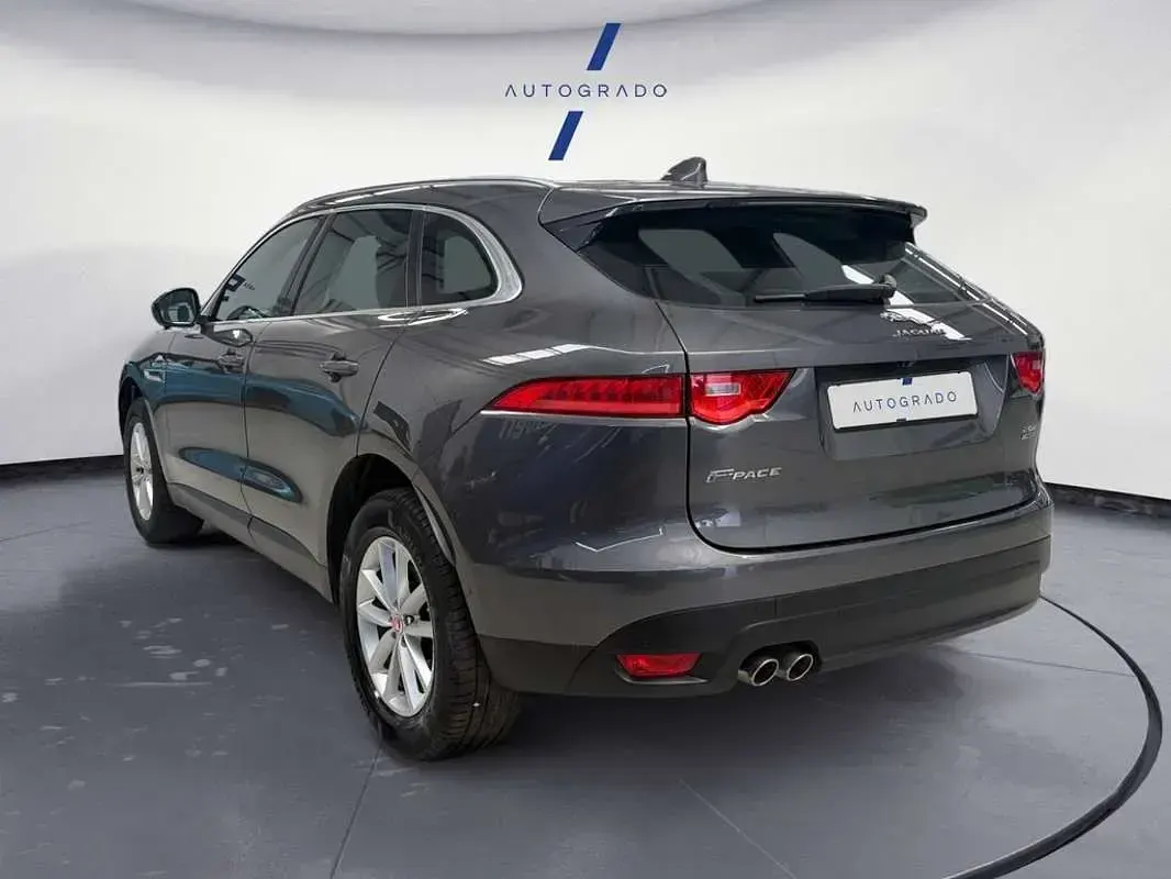 Usado Jaguar F-Pace Portfolio 180 CV (132 kW) 2017 Gris SUV