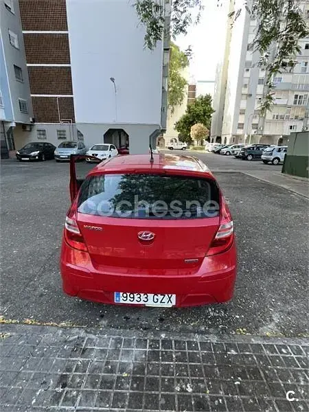 Usado Hyundai i30 Comfort 90 CV (66 kW) 2010 Rojo Berlina