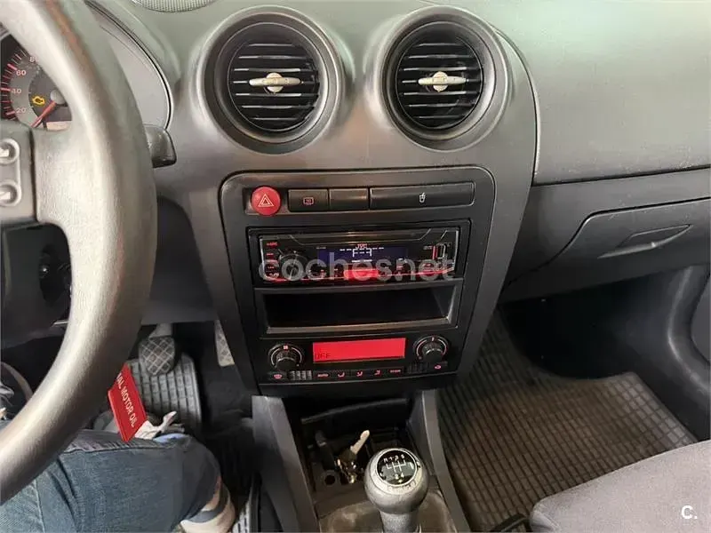 Usado Seat Ibiza 100 CV (73 kW) 2005 Gris / plata Utilitario