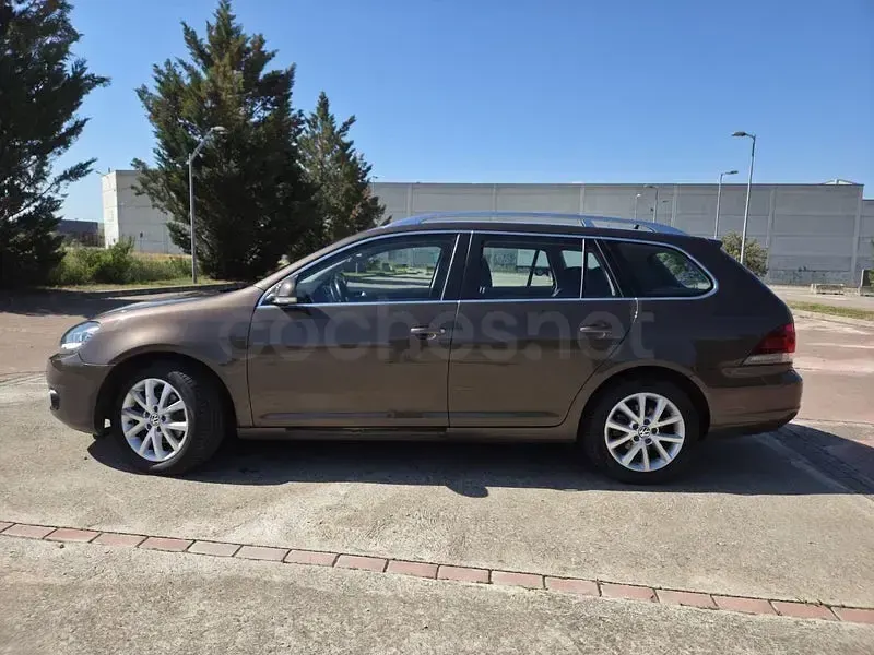 Usado VW Golf VII Advance 105 CV (77 kW) 2013 Marrón Berlina
