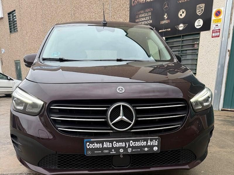 Usado Mercedes T180 116 CV (85 kW) 2023 Violeta / lila Monovolumen