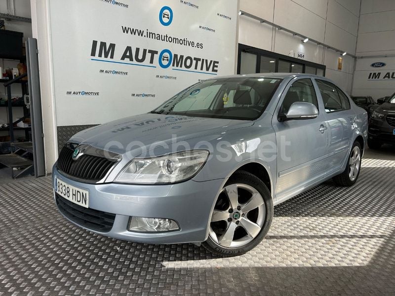 Gris / plata Usado 2012 Skoda Octavia Ambition Berlina | 6990 € (Buen precio) - Imagen 1/4