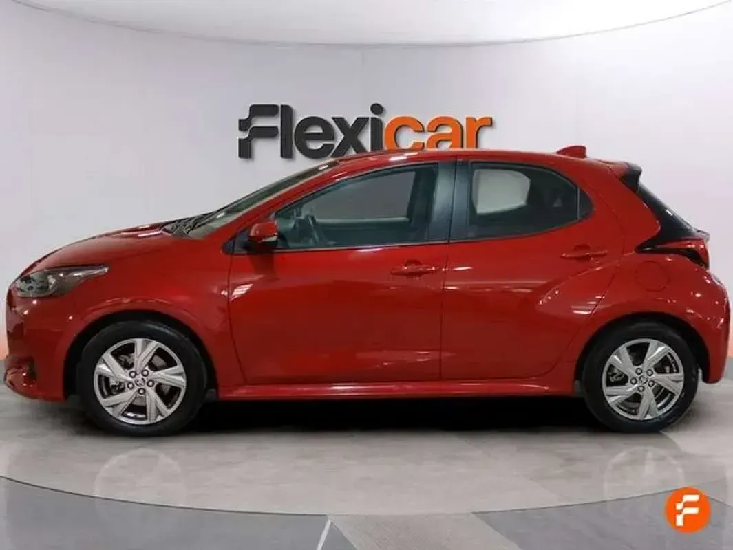Usado Toyota Yaris Hybrid Active 92 CV (67 kW) 2025 Rojo Berlina