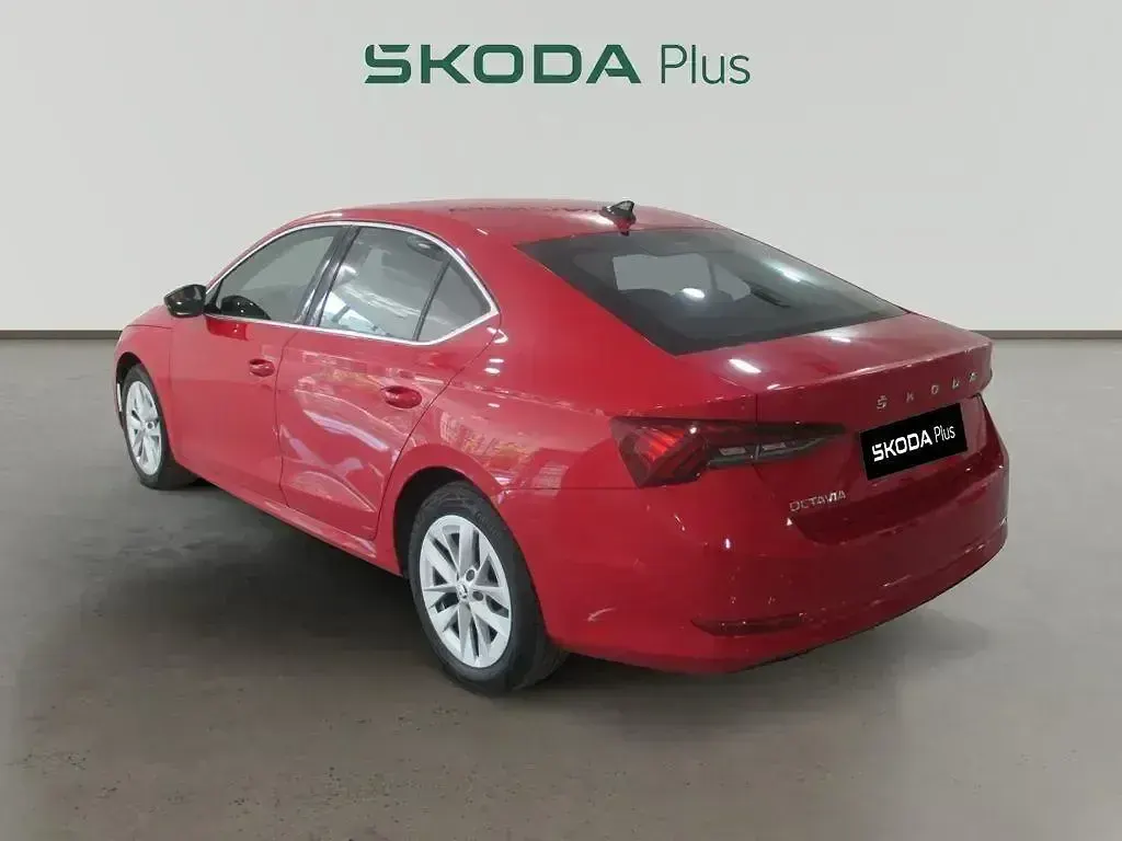 Usado Skoda Octavia Ambition 150 CV (110 kW) 2022 Rojo Berlina
