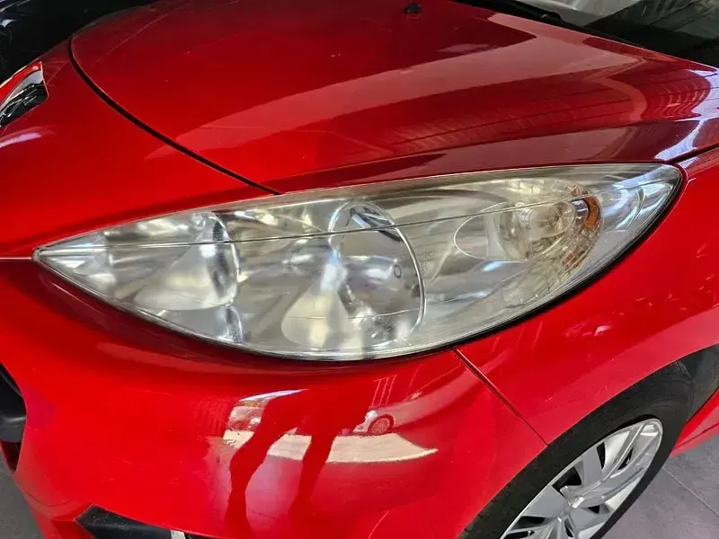 Usado Peugeot 207 68 CV (50 kW) 2013 Rojo Berlina