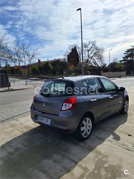 Usado Renault Clio II 100 CV (73 kW) 2009 Gris / plata Berlina