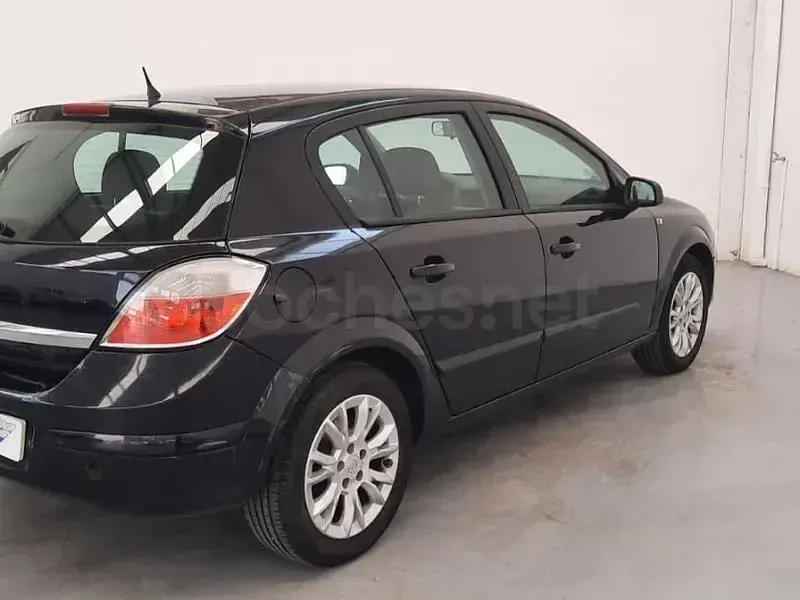 Usado Opel Astra Energy 115 CV (84 kW) 2009 Negro Berlina