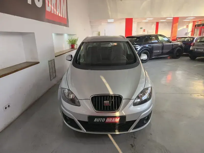 Usado Seat Altea XL Style 105 CV (77 kW) 2012 Gris / plata Monovolumen