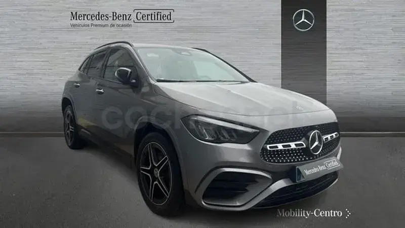Usado Mercedes GLA250 AMG line 218 CV (160 kW) 2023 Gris montaña SUV