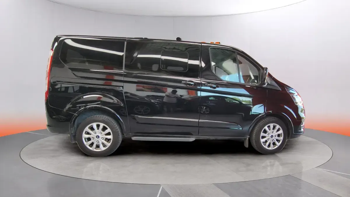 Usado Ford Tourneo Custom Titanium 170 CV (125 kW) 2022 Negro Van